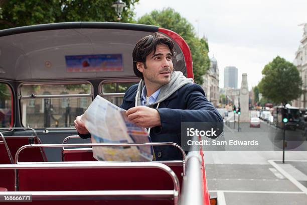 Hombre Con Mapa En Autobús De Dos Pisos Foto de stock y más banco de imágenes de Turista - Turista, Turismo - Vacaciones, Londres - Inglaterra