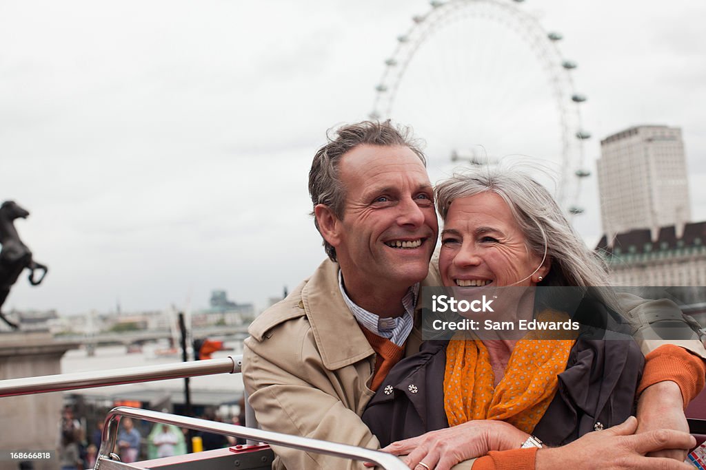 Lächelnd altes Paar auf dem Doppeldeckerbus in London - Lizenzfrei Riesenrad Stock-Foto