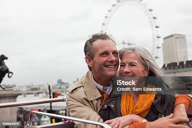 Uśmiechnięte Starsza Para Z Double Decker Autobus W Londynie - zdjęcia stockowe i więcej obrazów Diabelski młyn