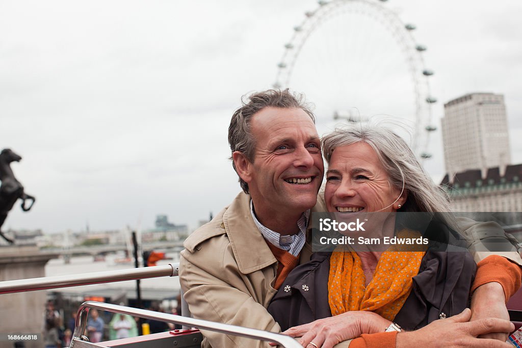 Sorrindo casal de idosos em ônibus de dois andares de Londres - Foto de stock de Roda-Gigante royalty-free
