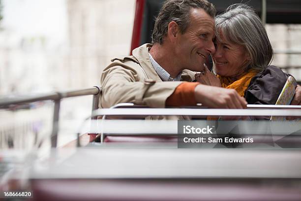 Sonriente Pareja Senior En Autobús De Dos Pisos En Londres Foto de stock y más banco de imágenes de 55-59 años