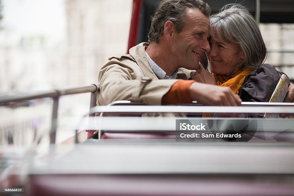 Sorrindo casal de idosos em ônibus de dois andares de Londres - Foto de stock de 55-59 anos royalty-free