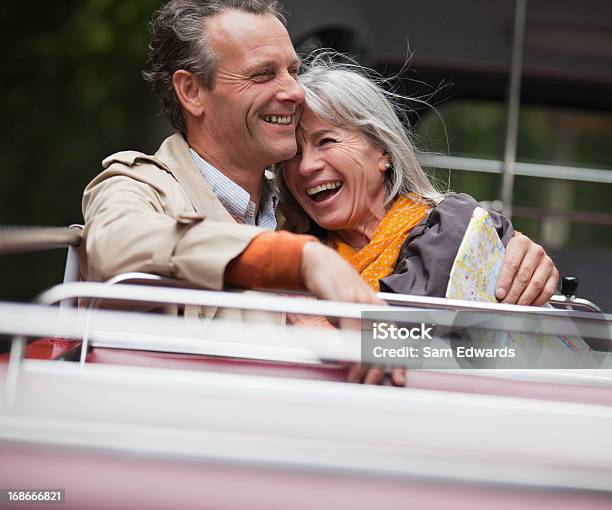 Lächelnd Altes Paar Auf Dem Doppeldeckerbus In London Stockfoto und mehr Bilder von 55-59 Jahre