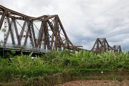 The Long Bien bridge was built in 1899- 1902 by French architects Dayde & Pille of Paris and at the time was the longest bridge in Indochina ( 2.4km ).