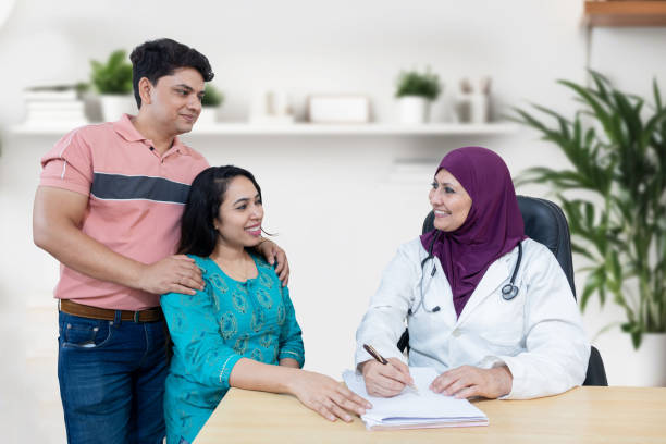 portrait d’une femme médecin musulmane indienne portant un foulard consultant de jeunes patients mariés dans une clinique de fertilité sur la fiv ou l’iiu. planification du concept de grossesse. - men pakistani ethnicity islam malaysian person photos et images de collection