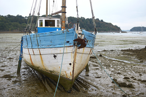 épaves de bateaux abandonnées à marée basse à Saint-Malo Quelmer