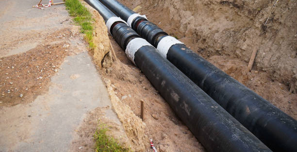 installation de l’unité de distribution du réseau de chauffage et d’alimentation en eau. cadre pour raccorder des tuyaux dans la tranchée du sol - pump shaft photos et images de collection