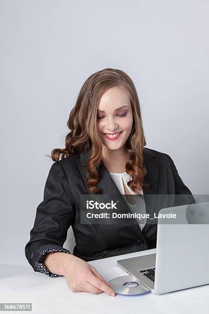 Businessfrau Arbeitet Stockfoto und mehr Bilder von CD - CD, Frauen, Nur Frauen