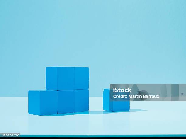 Foto de Pilha De Azul Quadras e mais fotos de stock de Bloco de construção - Bloco de construção, Arquitetura, Azul