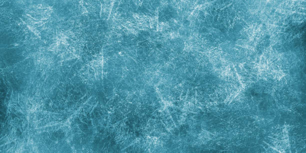 niebieskie tło zimowe, elementy lodu lub zamarznięta woda, tekstura aqua z zimnymi kolorami i białą teksturą, mroźny wzór tapety grunge w zamarzniętej lodowej ramie, nagłówek, baner, szablon, szablon, projekt, tło - backdrop decoration frost ice stock illustrations