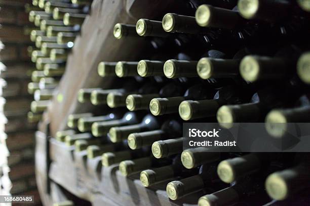Flaschen Wein Auf Einem Hölzernen Regal Stockfoto und mehr Bilder von Alkoholisches Getränk - Alkoholisches Getränk, Alt, Altertümlich