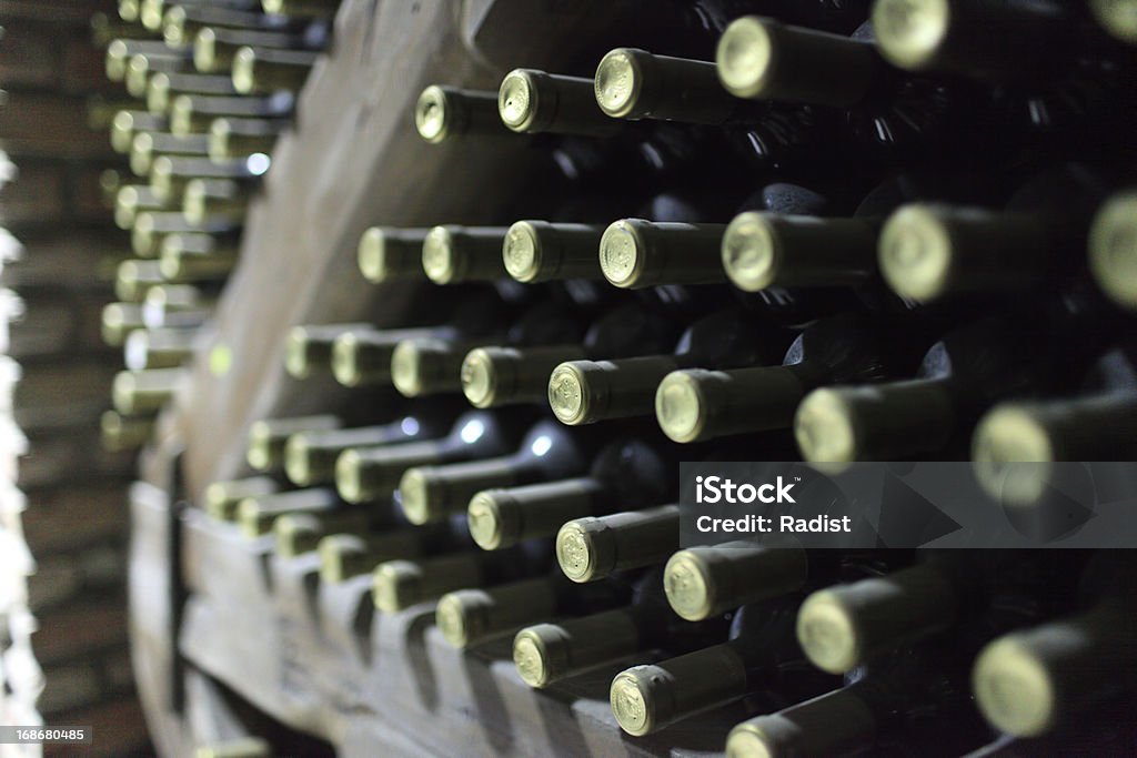 Буты�лки вина на деревянной полке - Стоковые фото Алкоголь - напиток роялти-фри