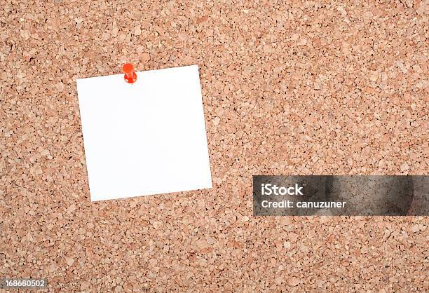 Corkboard Com Papel Em Branco - Fotografias de stock e mais imagens de Alfabeto - Alfabeto, Caderno de notas, Comunicação