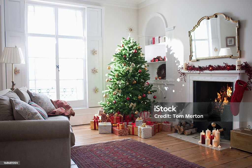 Rodeado de Navidad con regalos de árbol - Foto de stock de Navidad libre de derechos