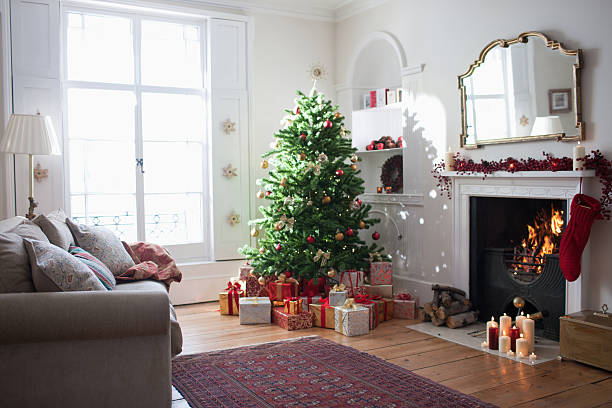 albero di natale con regali circondato - christmas home foto e immagini stock