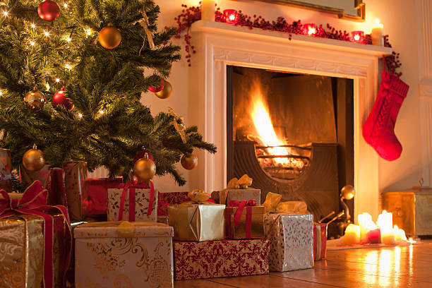 albero di natale e regali vicino al caminetto - fireplace christmas candle holiday foto e immagini stock