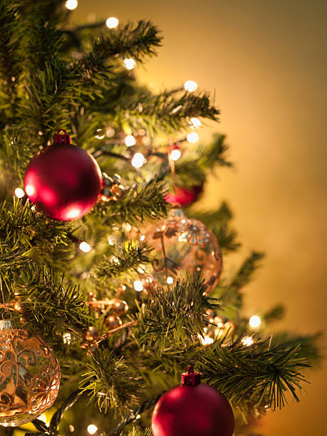 decorações de natal na árvore - tree lights imagens e fotografias de stock