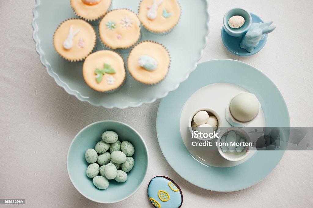 cupcakes de Páscoa e rebuçados - Royalty-free Bolacha Foto de stock