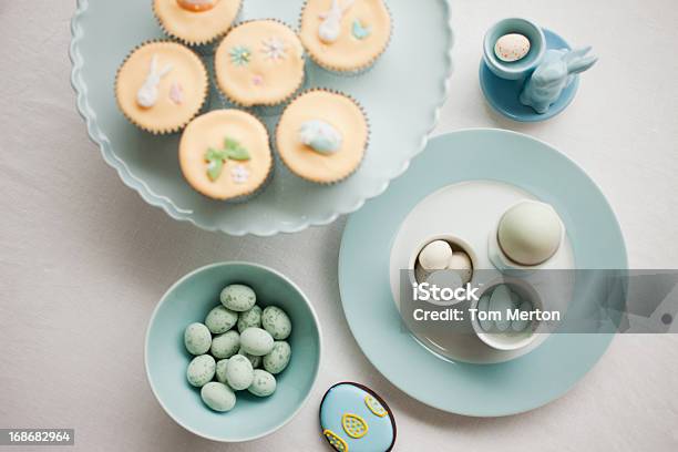 Cupcakes De Páscoa E Rebuçados - Fotografias de stock e mais imagens de Bolacha - Bolacha, Bolinho, Bolo de Páscoa