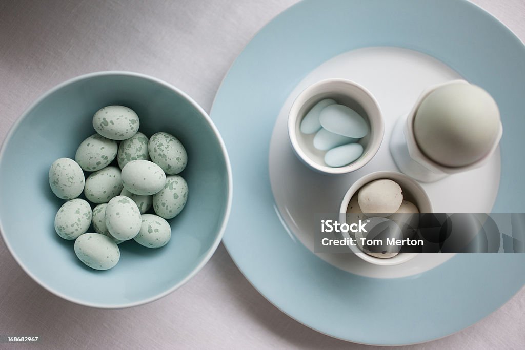 Pintado de azul-doce em uma tigela de ovos - Foto de stock de Prato royalty-free