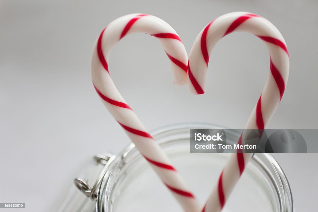 Primer plano de caramelos canes formación de forma de corazón - Foto de stock de Amor - Sentimiento libre de derechos