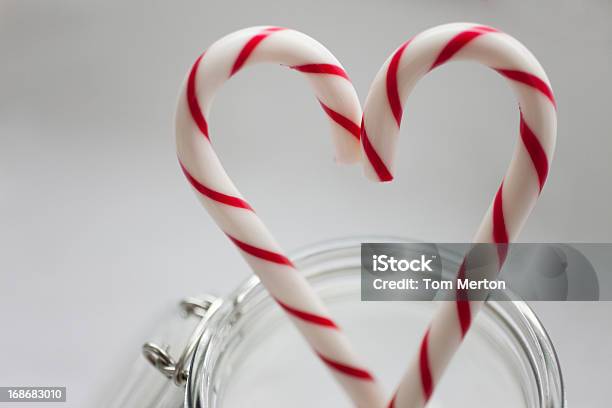 Primer Plano De Caramelos Canes Formación De Forma De Corazón Foto de stock y más banco de imágenes de Amor - Sentimiento