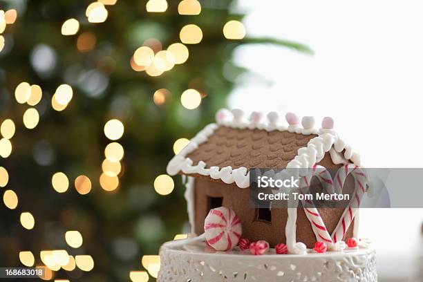 Lebkuchenhaus Vor Weihnachtsbaum Stockfoto und mehr Bilder von Lebkuchenhaus - Lebkuchenhaus, Baum, Dekoration