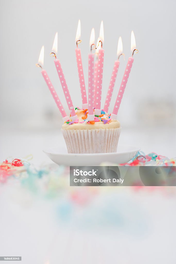 Velas de aniversário em cupcake - Foto de stock de Aniversário royalty-free