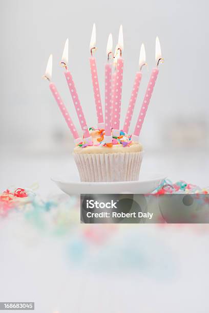 Foto de Velas De Aniversário Em Cupcake e mais fotos de stock de Aniversário - Aniversário, Bolinho, Chama