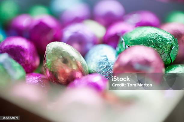 Termoplastica Rivestita Uova Di Cioccolato - Fotografie stock e altre immagini di Pasqua - Pasqua, Dolciumi, Piccolo