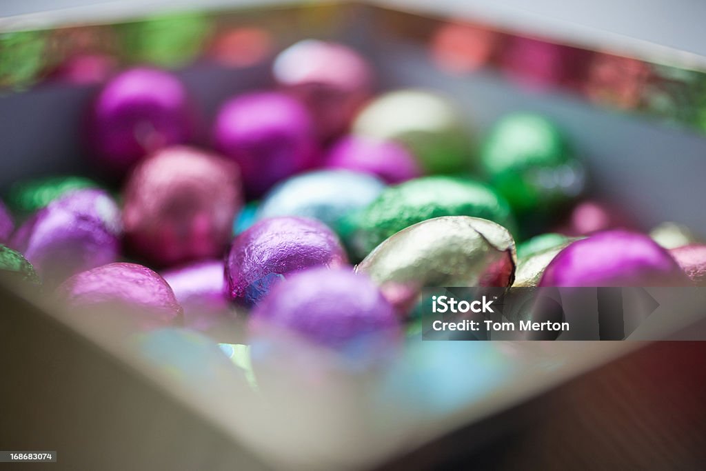 Papier d'aluminium recouverts de œufs en chocolat - Photo de Aliments et boissons libre de droits