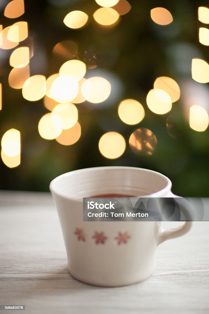 Tasse heißen Kakao, Weihnachtsbaum im Hintergrund - Lizenzfrei Das Leben zu Hause Stock-Foto