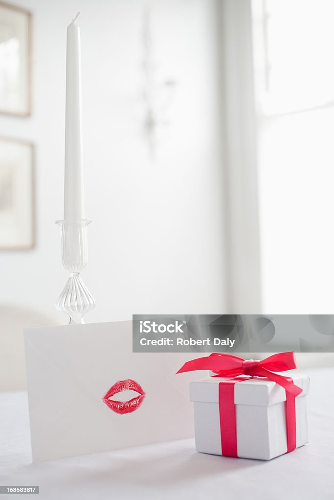 Caixa de presente com fita e cartão com Beijo de Batom em Mesa - Royalty-free Amor Foto de stock