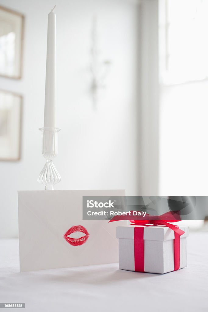 Caja de regalo con lazo de tarjeta y carmín en el escritorio con - Foto de stock de Día de San Valentín - Festivo libre de derechos