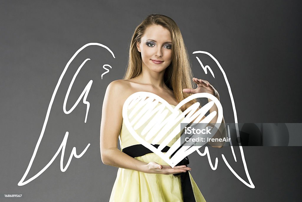 Menina com asas de frango e branco coração - Foto de stock de Asa animal royalty-free