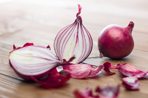 cebola vermelha natural - spanish onion fotos imagens e fotografias de stock