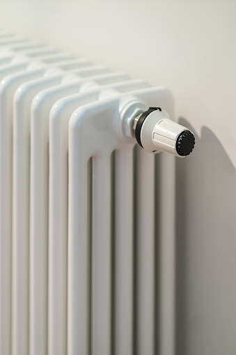 Heating radiator with thermostat