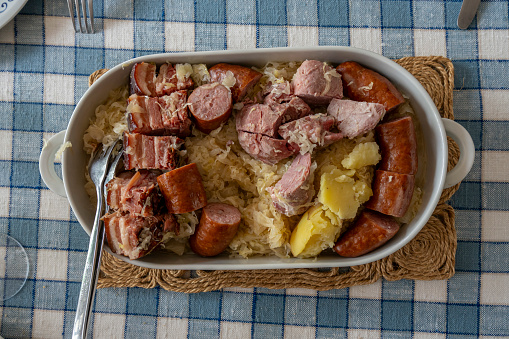 Presentation of a homemade Alsatian sauerkraut on a wooden table