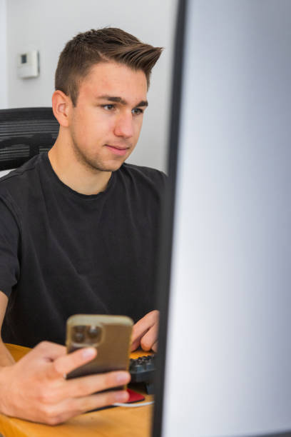 在宅勤務の20歳男性 - telephone house residential structure home interior ストックフォトと画像