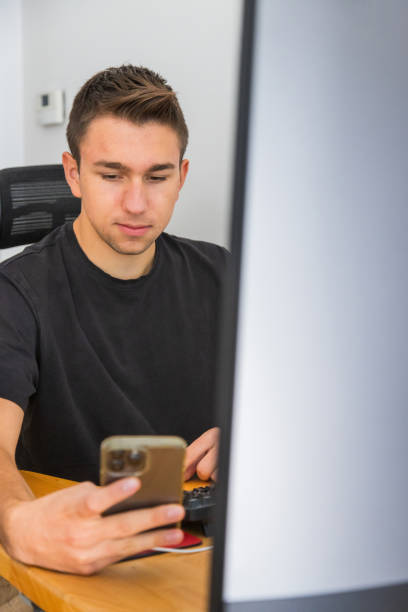 在宅勤務の20歳男性 - telephone house residential structure home interior ストックフォトと画像