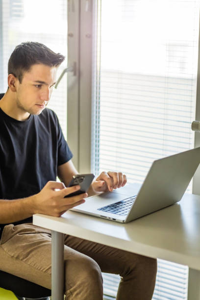 在宅勤務の20歳�男性 - telephone house residential structure home interior ストックフォトと画像