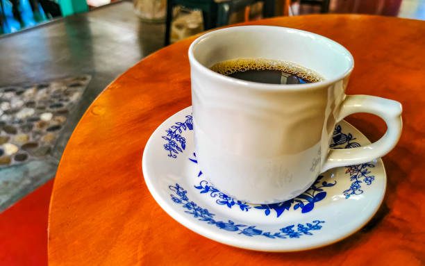 tasse bleue blanche pot avec table basse en bois noir mexique. - old fashioned horizontal black coffee cup photos et images de collection