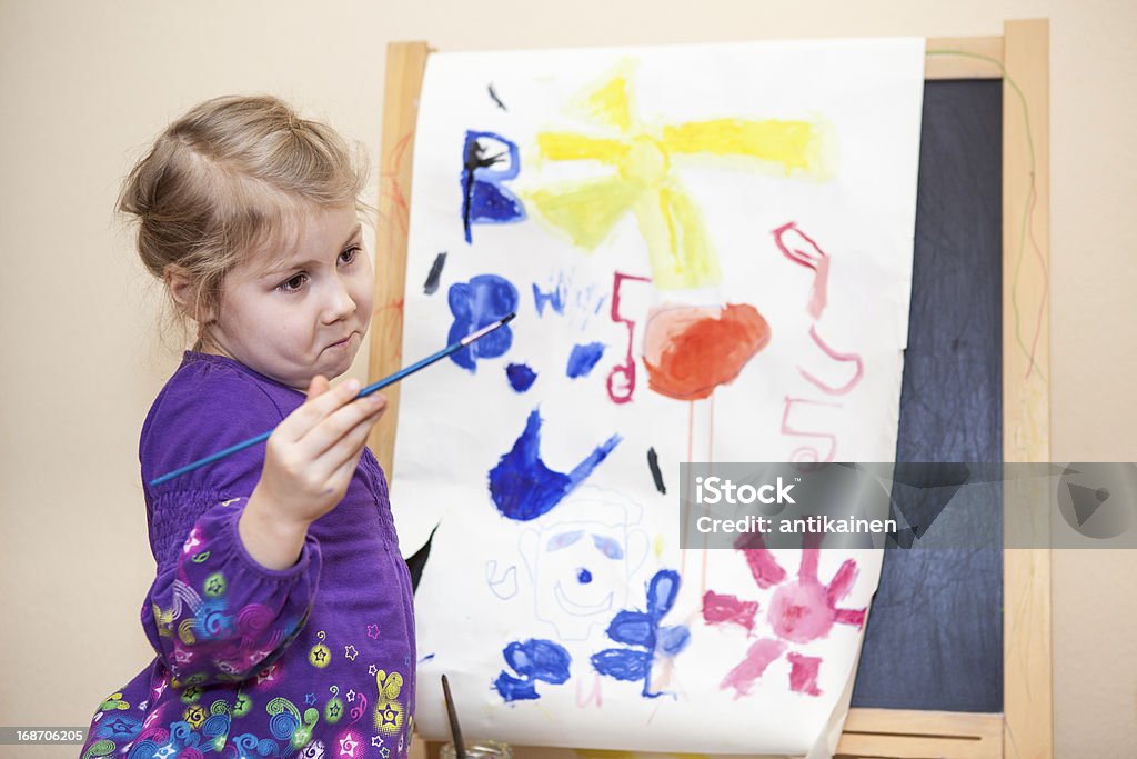 Caucasien adorable fille avec peinture Brosse à proximité de Chevalet de peintre - Photo de 2-3 ans libre de droits
