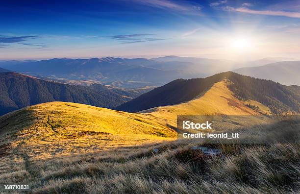 Montanhas Paisagem - Fotografias de stock e mais imagens de Amanhecer - Amanhecer, Anoitecer, Ao Ar Livre