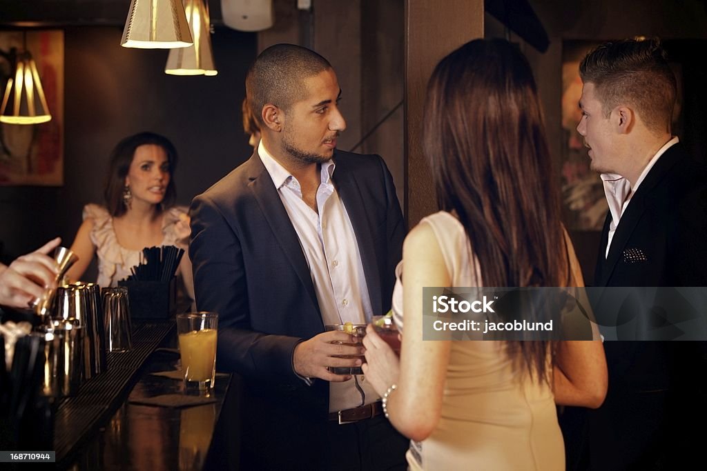 Junger Geschäftsmann mit Freunden in "the Bar" - Lizenzfrei Festlich gekleidet Stock-Foto