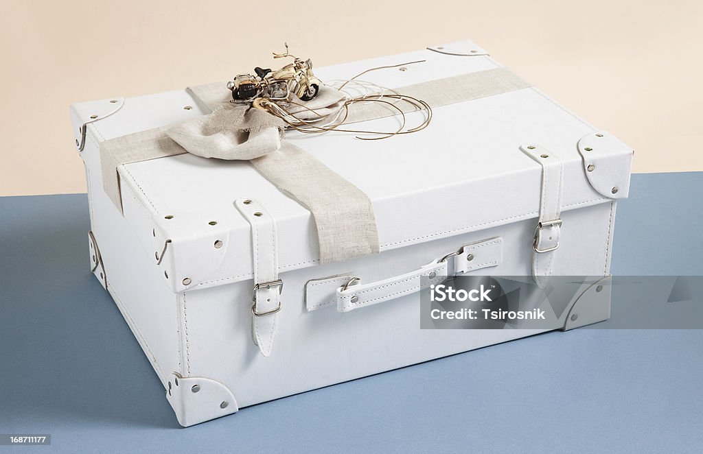 Caja de cuero para baptismal ropa sobre fondo azul y beige - Foto de stock de A la moda libre de derechos