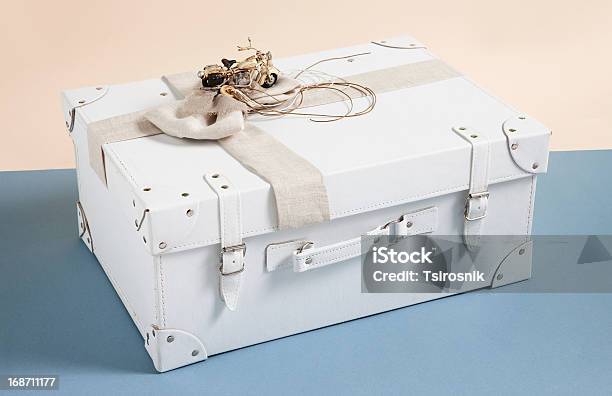 Caja De Cuero Para Baptismal Ropa Sobre Fondo Azul Y Beige Foto de stock y más banco de imágenes de A la moda