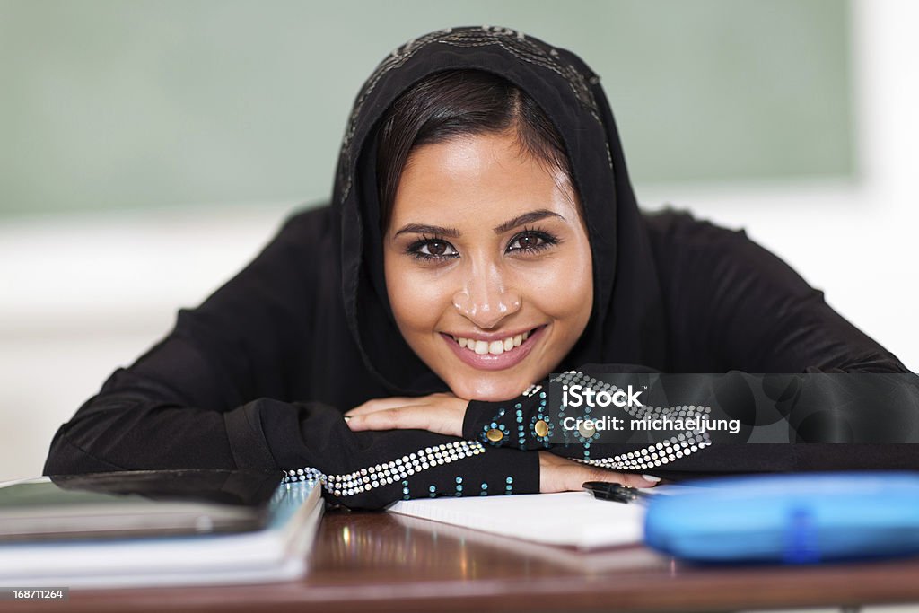미소 이슬람교도 female 중고등학생 - 로열티 프리 고등학교 스톡 사진