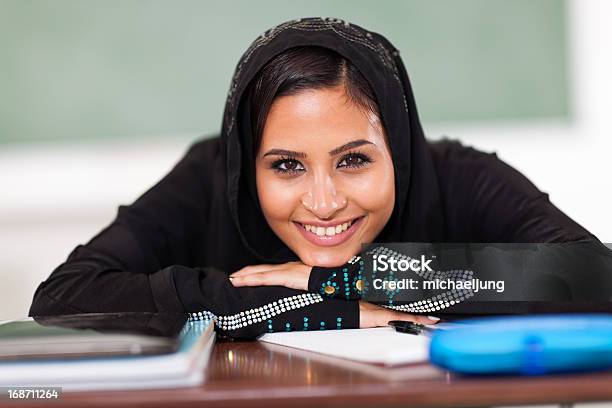 미소 이슬람교도 Female 중고등학생 고등학교에 대한 스톡 사진 및 기타 이미지 - 고등학교, 누워있기, 십대 소녀