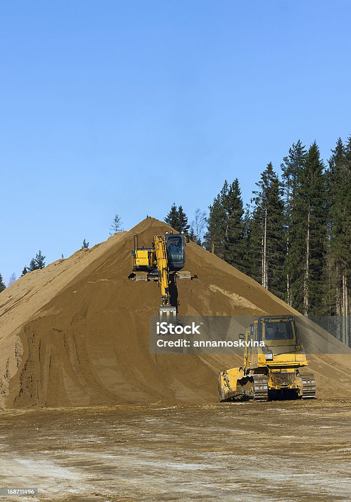 Yellow Excavator и Бульдозер на работе в лесу - Стоковые фото Machinery роялти-фри